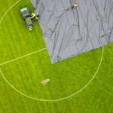 L'année dernière, un terrain de football de Kloten a été recouvert d'un film plastique en raison d'une infestation de scarabées du Japon. Ce film devait empêcher les scarabées de s'envoler. (photo d'archives) KEYSTONE/MICHAEL BUHOLZER